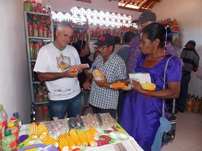 Agricultores/as de Minas conheceram o Banco de Sementes dos Sonhos que surgiu depois da visita de dona Jessí a uma Casa de Sementes da região dos visitantes | Foto: Arquivo Cedasb