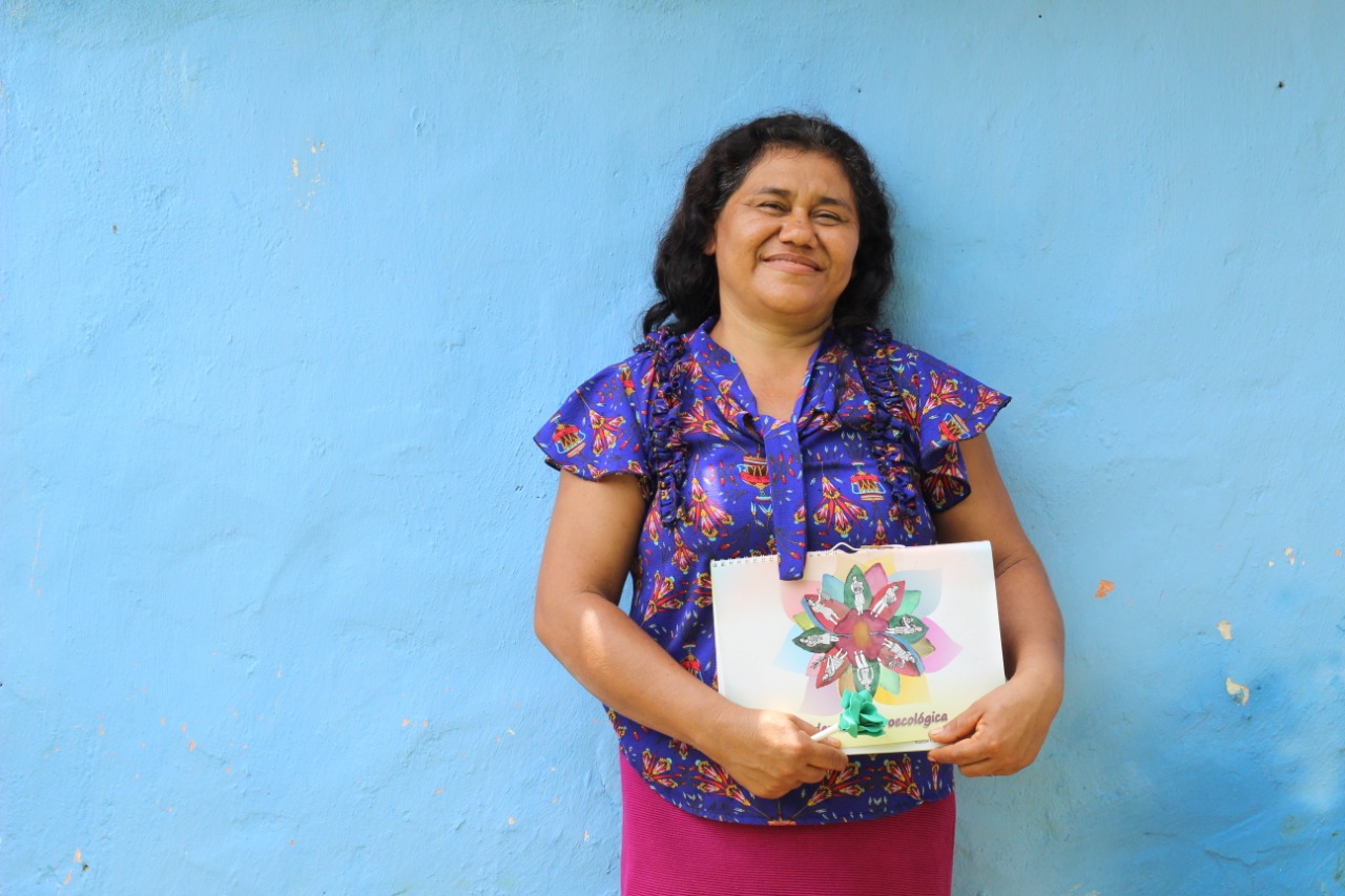 Helena exibe com orgulho a sua caderneta |Foto: IAC