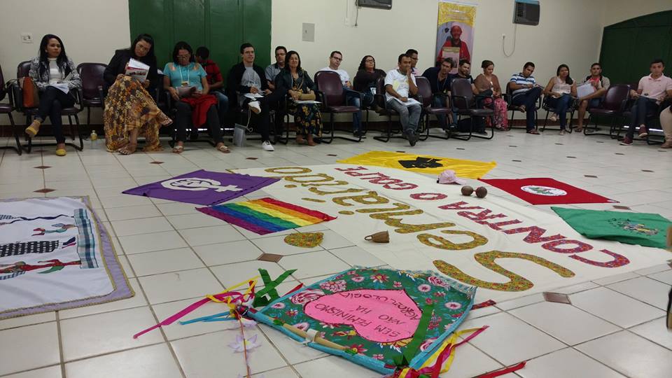 No vento diversas bandeiras de lutas forma expostas para lembrar homenagear os lutadores e lutadoras | Foto: Elka Macedo