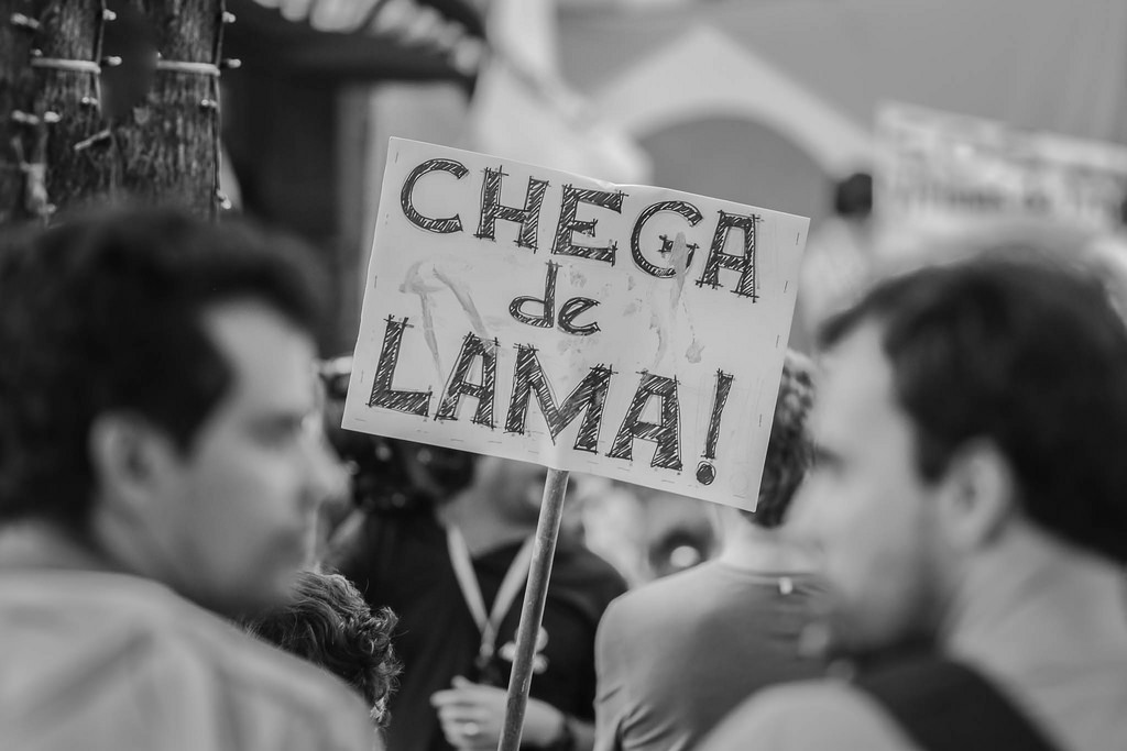 Manifestação contra a Vale, empresa acionista da Samarco, que reuniu dezenas de pessoas em Belo Horizonte (MG). | Foto: Brasil de Fato