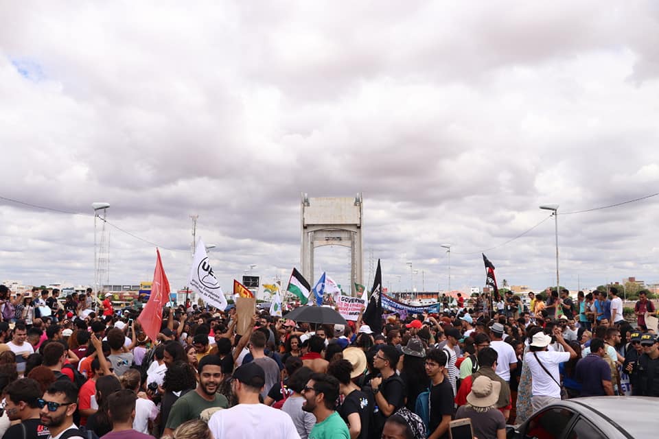 No Vale do São Francisco, centenas de pessoas se unem nas ruas para dizer não ao corte de verbas das universidades federais | Foto: IRPAA