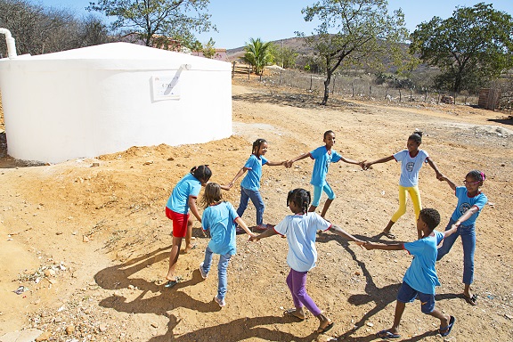 Em roda, de mãos dadas e juntas, as crianças ensinam os adultos a encontrar caminhos para superar problemas | Foto: Manuela Cavadas /Arquivo ASA